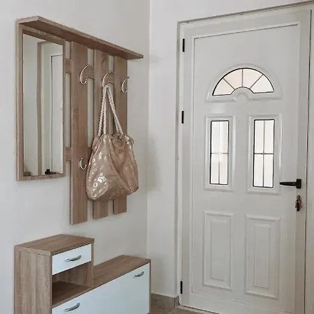 Summer Breeze G13, Lalzi Bay, Lura 1 דורס